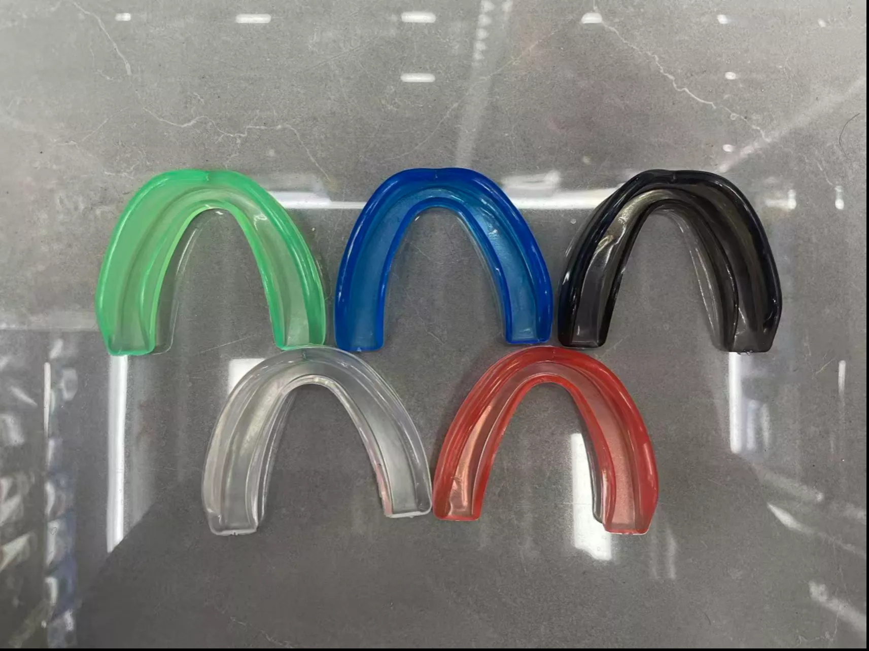 Miếng bảo vệ miệng bằng nhựa mờ trong suốt và silicone mờ đục - Phân tích đầy đủ về chất liệu dành cho người mua phòng tập thể dục chiến đấu
