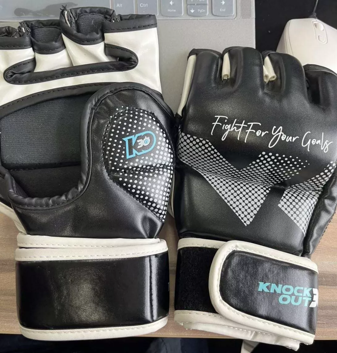 Sự khác biệt giữa Găng tay MMA thi đấu kiểu UFC và Găng tay MMA tập luyện thông thường là gì?