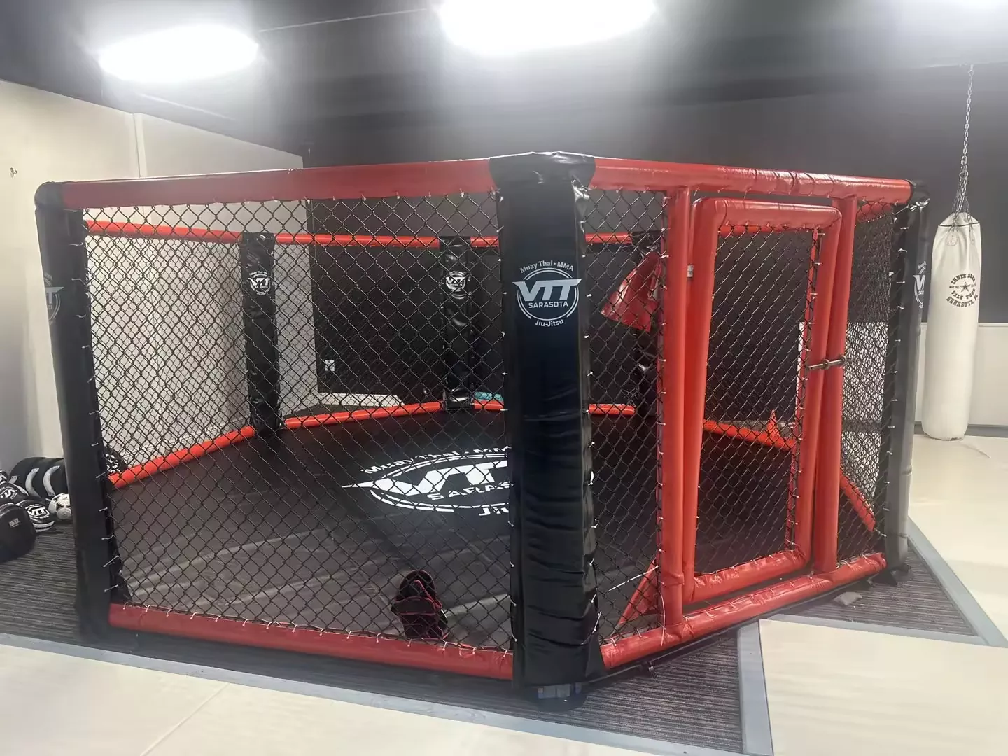 Làm thế nào một hình bát giác MMA tùy chỉnh có thể cân bằng giữa độ an toàn, độ bền và khả năng hiển thị thương hiệu trong phòng tập chiến đấu cường độ cao?